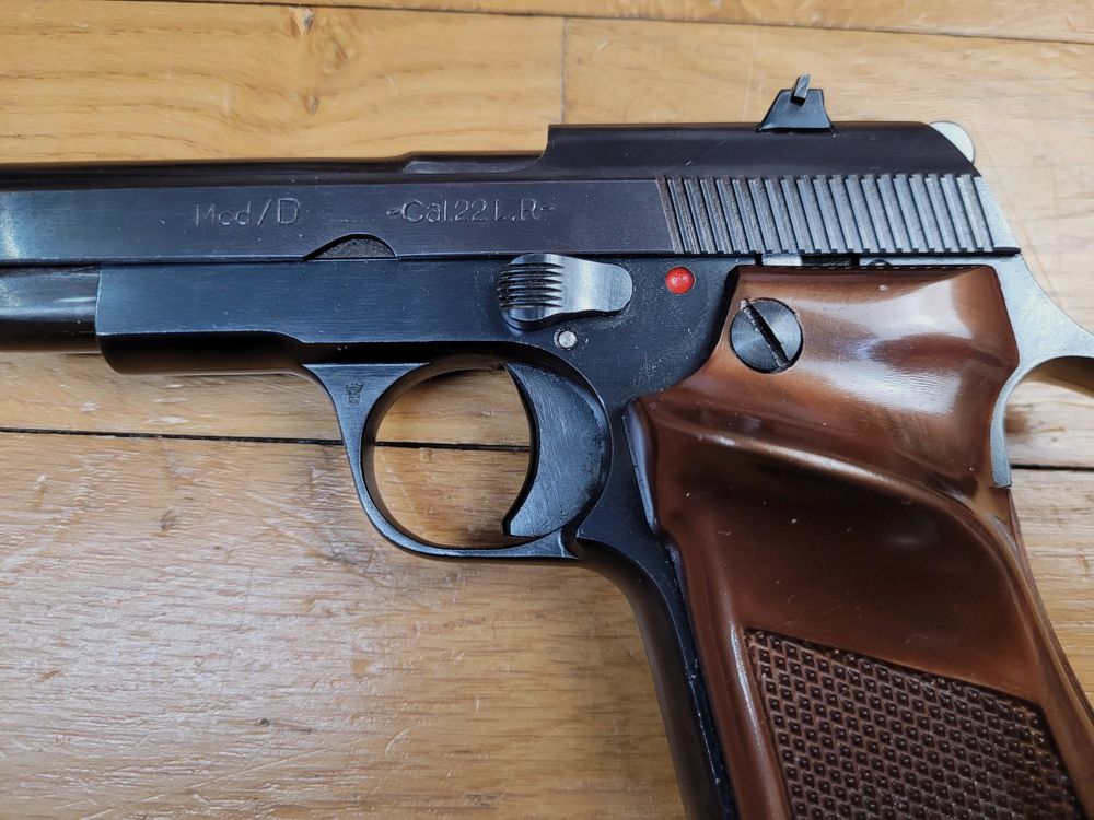 Beau pistolet Unique modèle D6 – cal. 22LR – Canon 6 pouces – Excellent état mécanique et esthétique – Chargeur dix coups – Modèle très fiable et tout acier – en boite d&rsquo;origine pour un état de l&rsquo;arme quasi neuf !, image 4 sur 21