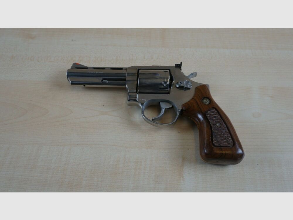 Taurus 689