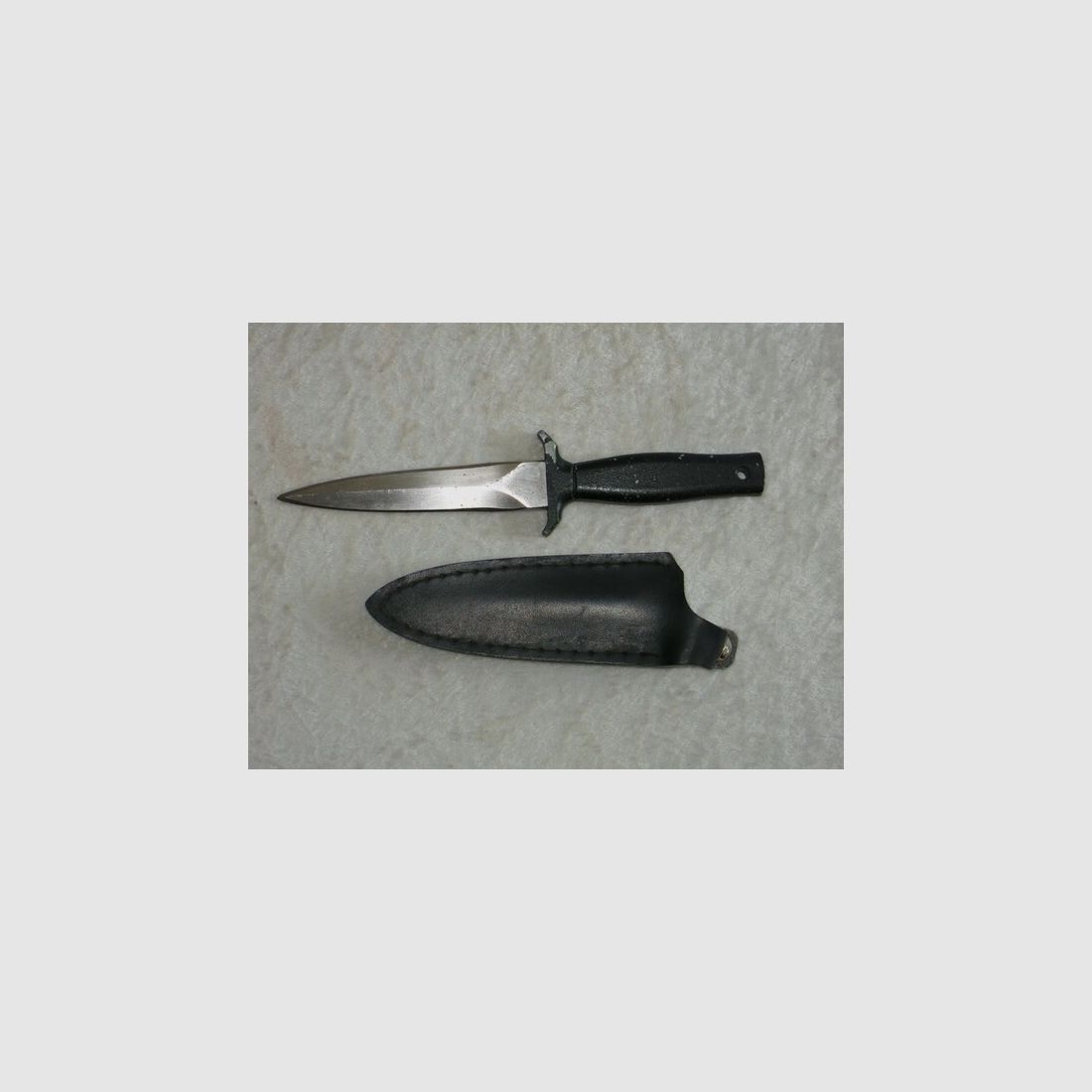 Dolch, Kampfmesser, Stiletto, in original Lederscheide, C.J.H. 976