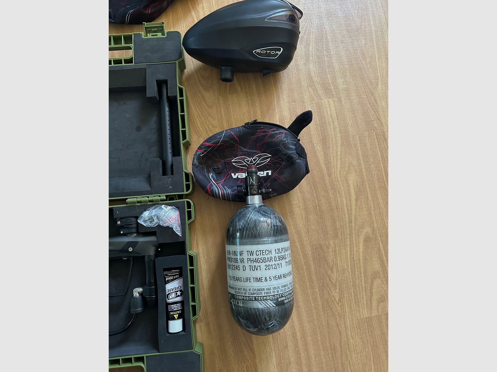 Paintball Komplettset – Planet Eclipse Etha, Dye Rotor, HP-Flasche, Maske & Kleidung