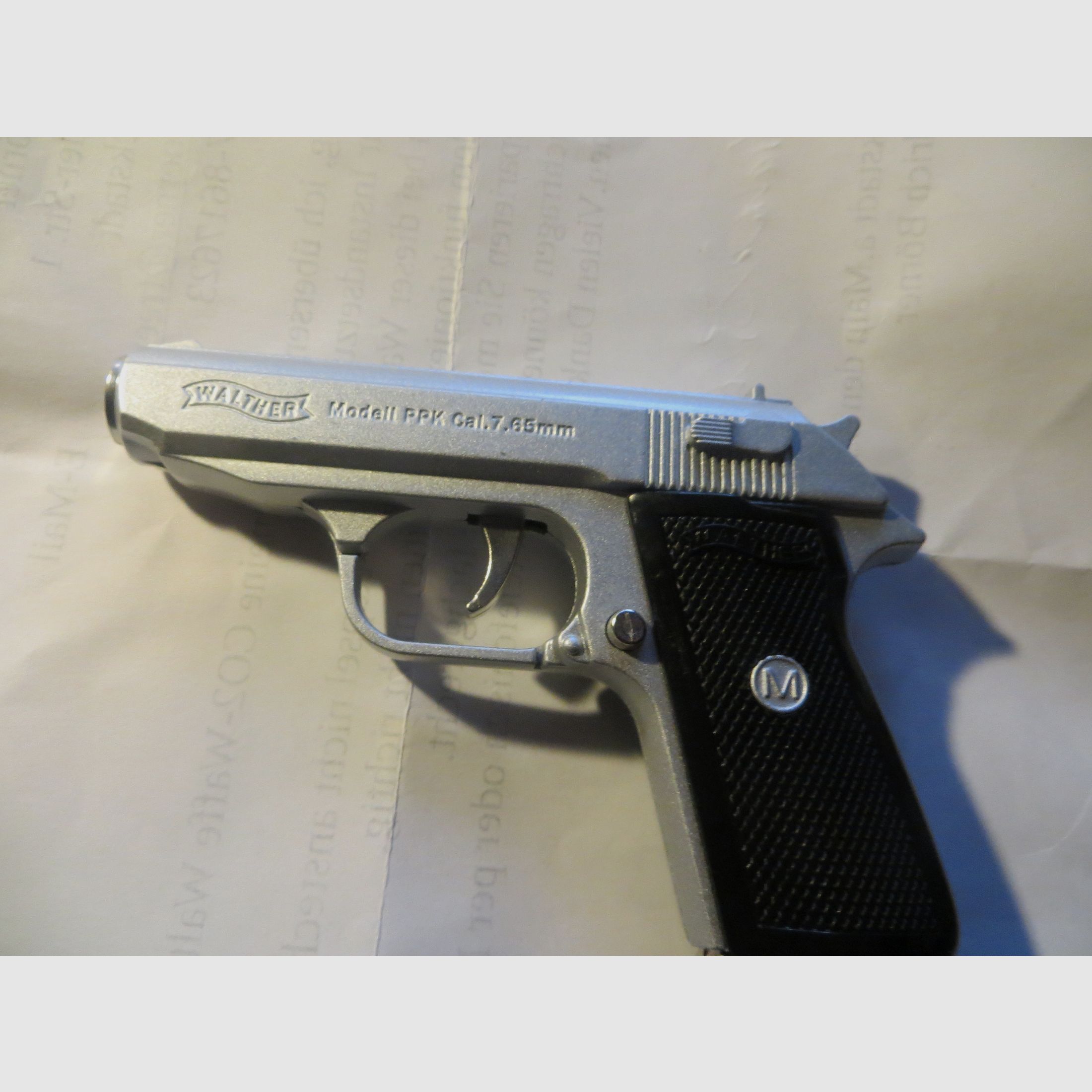 WALTHER PPK als Gasfeuerzeug (Maßstab 1:2)