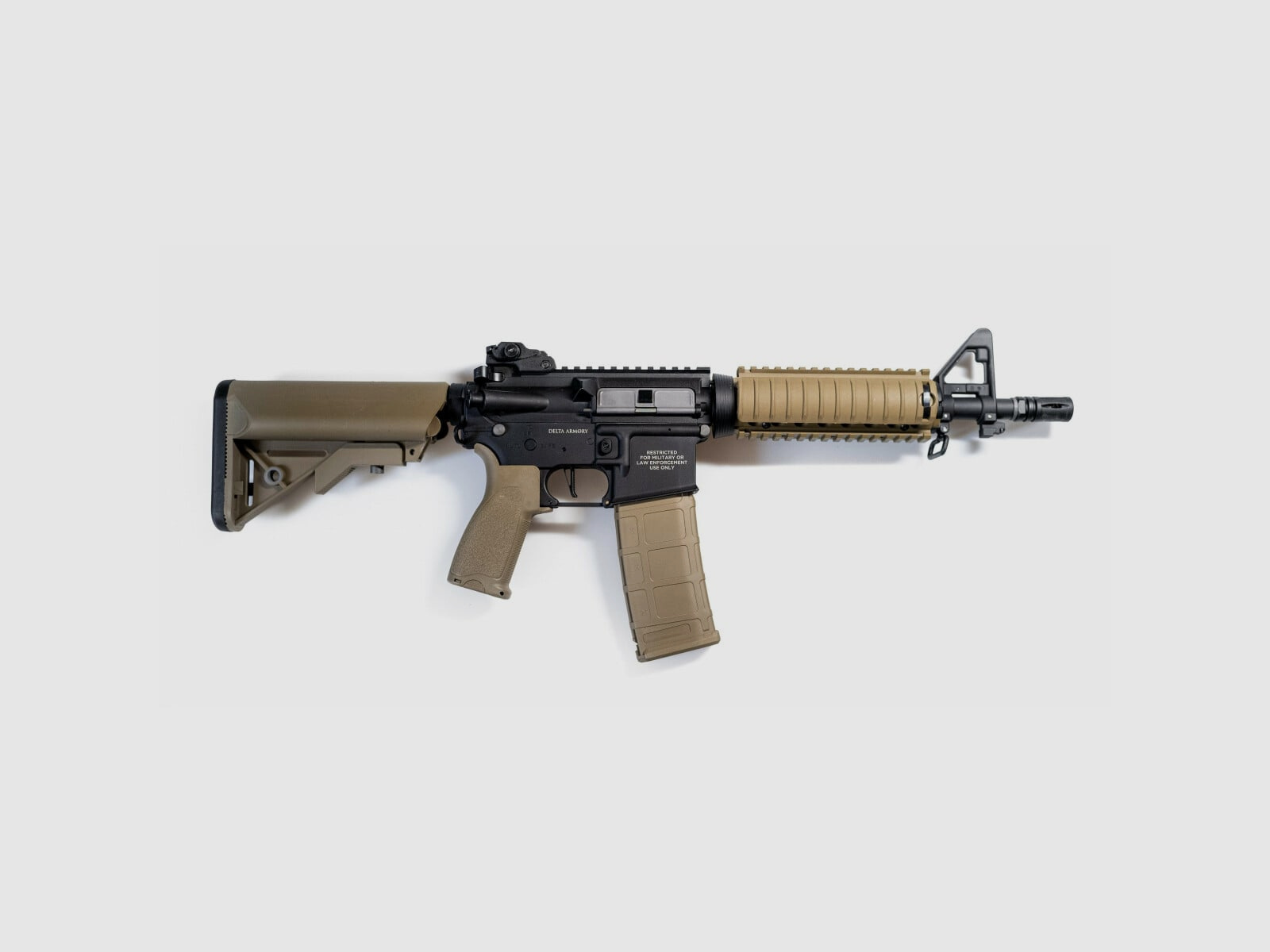 AR15 CQB-R BRAVO EAGLE ETU Delta Armory Tan/Negro S-AEG Rifle Airsoft Libre a partir de 18 Años