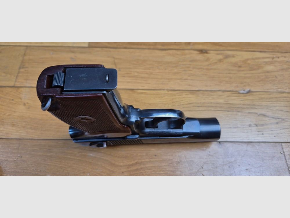 Sehr schöner Makarov-Pistole oder PM – Kal. 9×18 Makarov – Bulgarische Waffe – Gute originale bulgarische Griffschalen – Brünierung zu 99,7% – Mechanik einwandfrei – Wunderschöner Lauf – Symbolwaffe des Kalten Krieges – Ausgezeichneter Zustand – TBE++, Bild 7 von 19