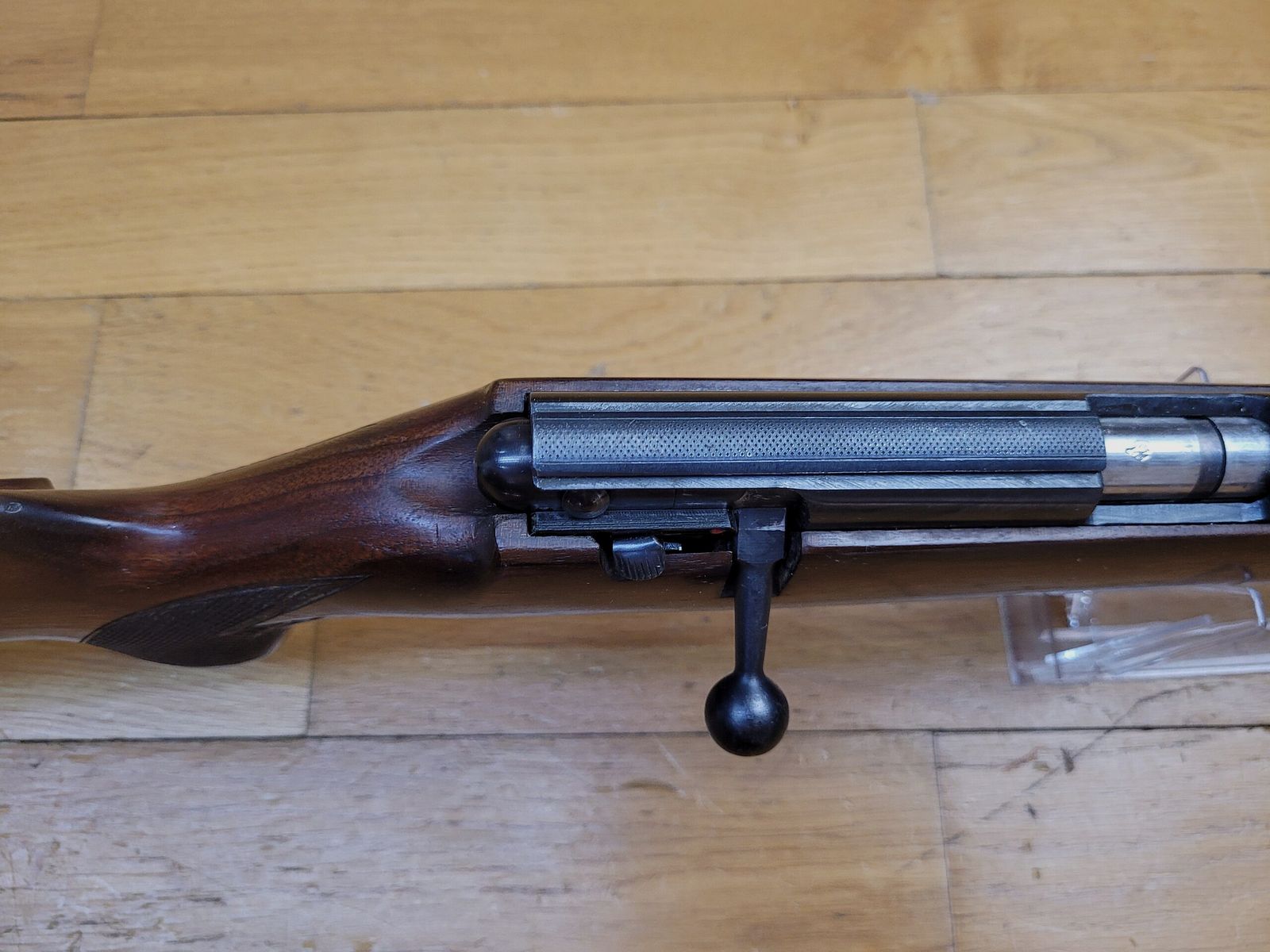 Zeldzaam en zeer mooi Anschütz Geweer Type Schützen – Model 1418 ST – Kal. 22LR – Originele Anschütz Magazijn – Anschütz kwaliteit uit de jaren 60 – Een wonder van een klein geweer en een verzamelobject – TBE++, afbeelding 18 van 32
