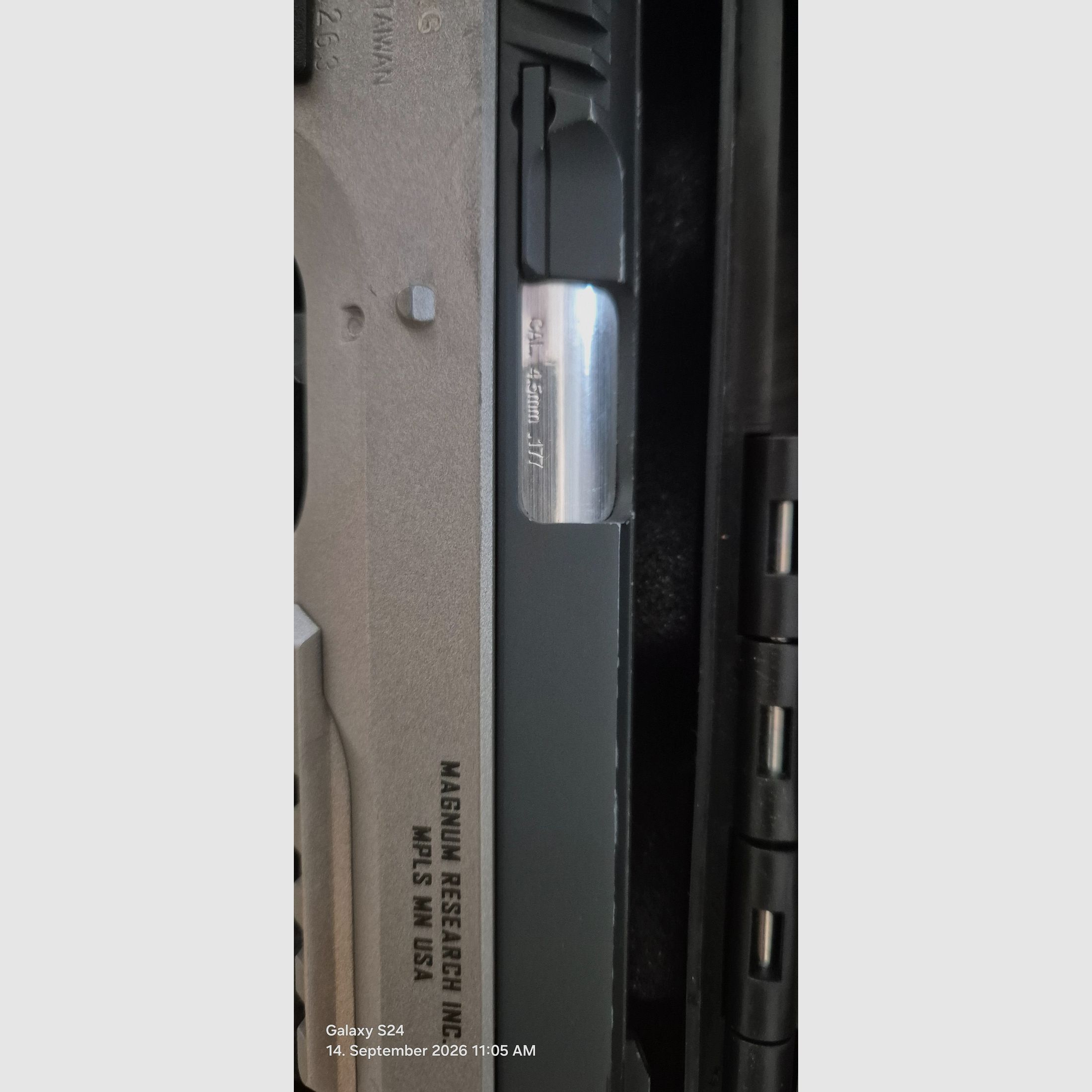 Magnum Research Desert Eagle, calibro 4,5 mm CO₂, immagine 2 di 5