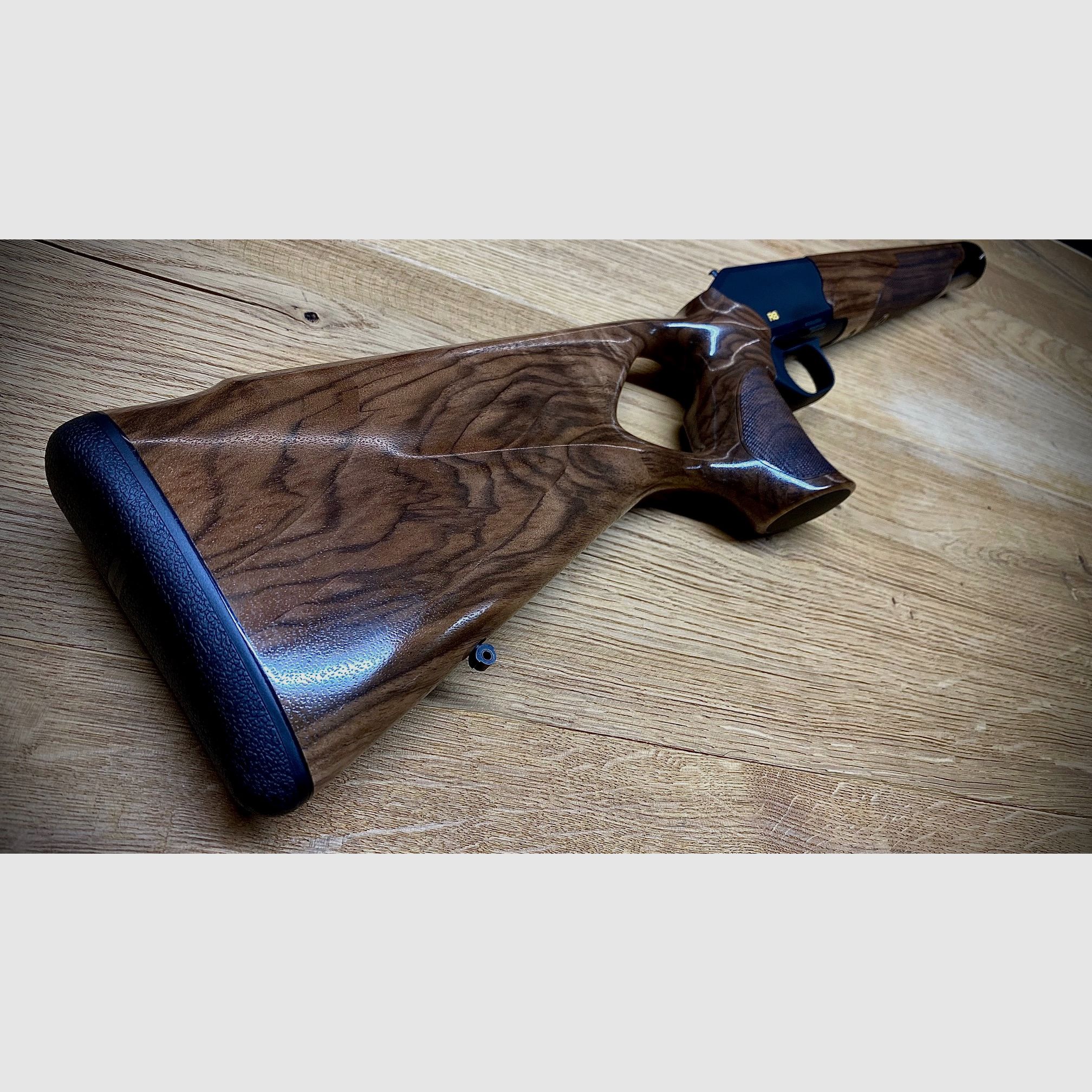 Blaser R8 Success Schäftung / Holzklasse 4 / R8 Logo in Gelb / top Holz absolute Gelegenheit