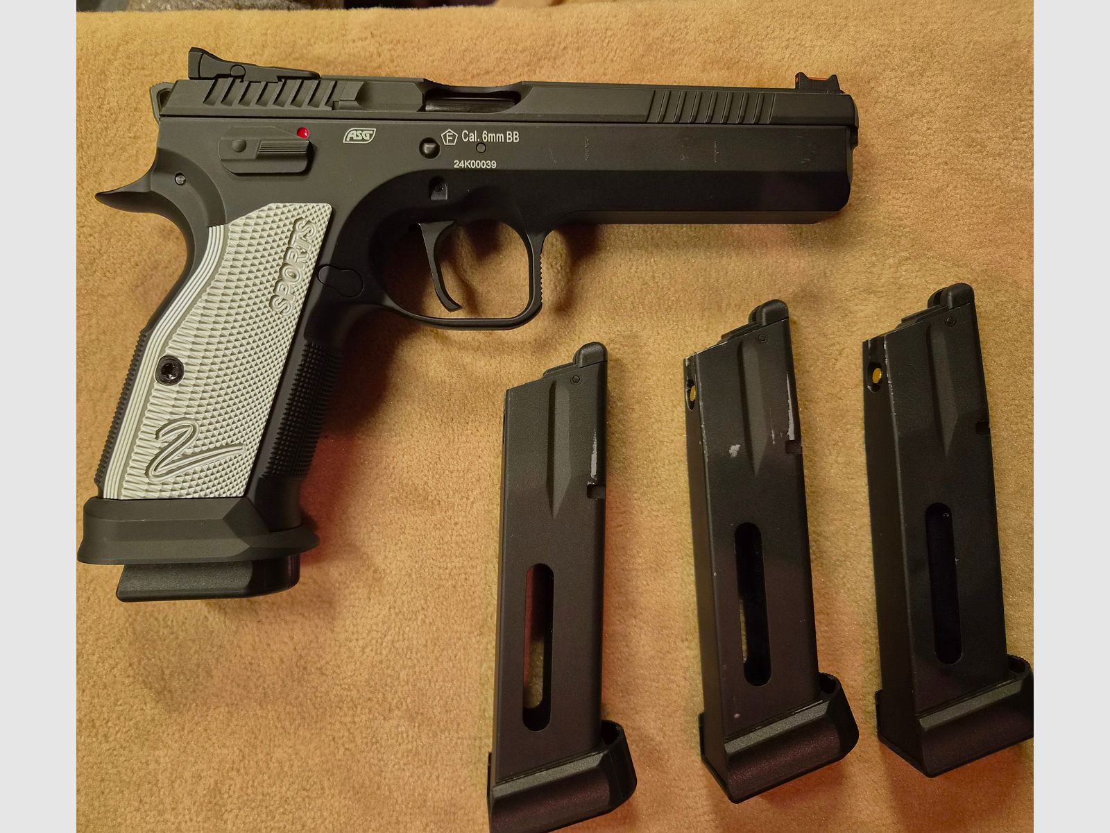 ASG CZ TS2 CO2 GBB 4 magazines like new