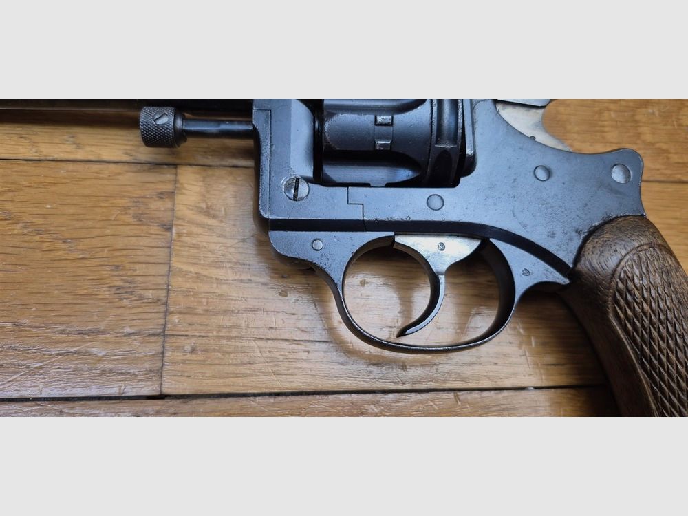 Beau revolver réglementaire modèle 1892 – Courant mais mythique – Apogée du revolver réglementaire Made in France – Calibre 8mm92 – Mono-matricule – Arme de 1894 – Belle mécanique – Très beau canon – Bel étui réglementaire en sus – TBE-, image 21 sur 32