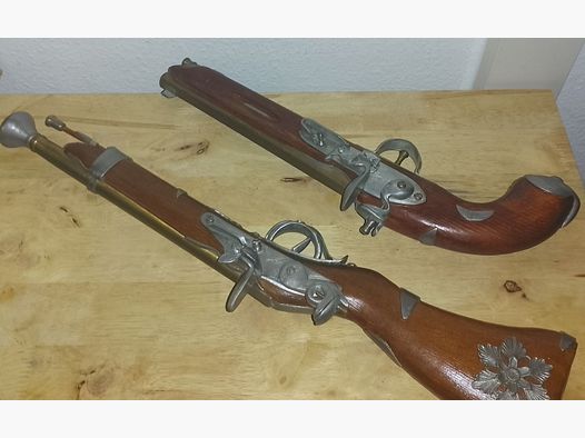 Deko Waffen 2 Stück, Einzelstücke 58cm und 45cm aus Holz, Messing sowie Zinn !