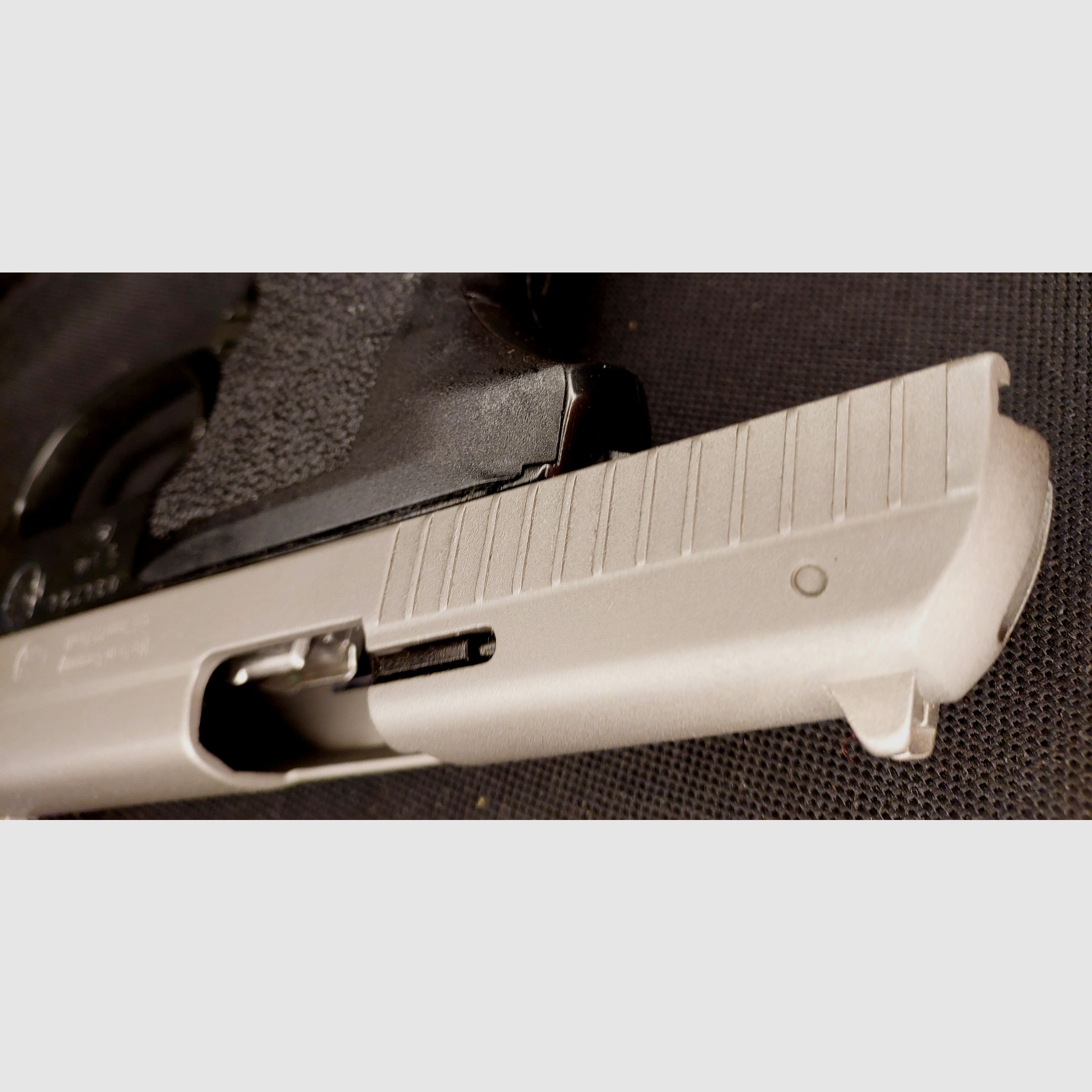 Sig Sauer P239 Nickel schreckschusspistool in kaliber 9 mm P.A.K. (PTB874) met Fobus holster