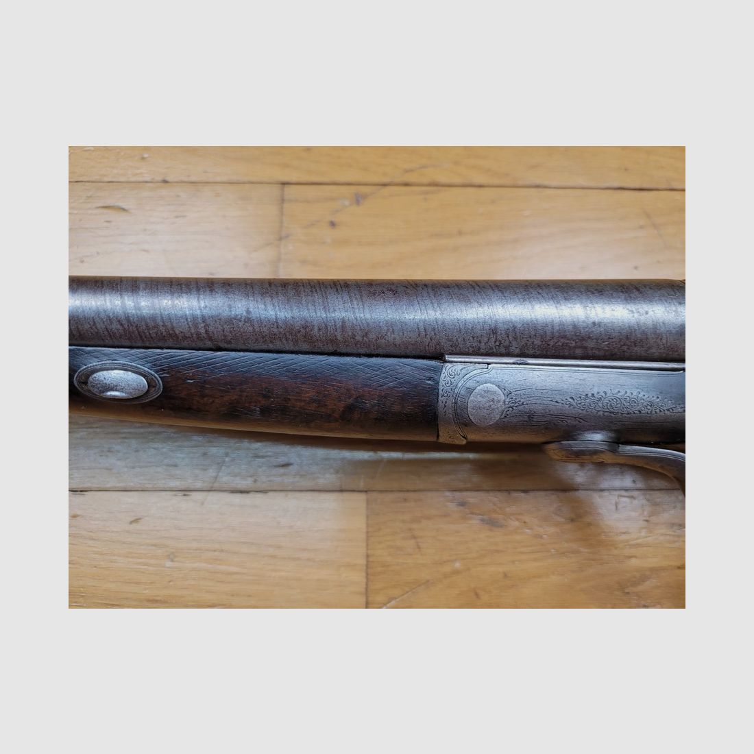 Schöner englischer Flinte mit Damaszenerlauf und externen Hahn – Kaliber 12/65 Zentralfeuer – hergestellt von E.F Walker, Birmingham – um 1885/1887 – schöne Hölzer – kein Spiel – gute Läufe – exzellente Zündung und besonders flüssige Schlösser – die britische Kunst des Jagdgewehrs auf ihrem Höhepunkt!, Bild 10 von 26