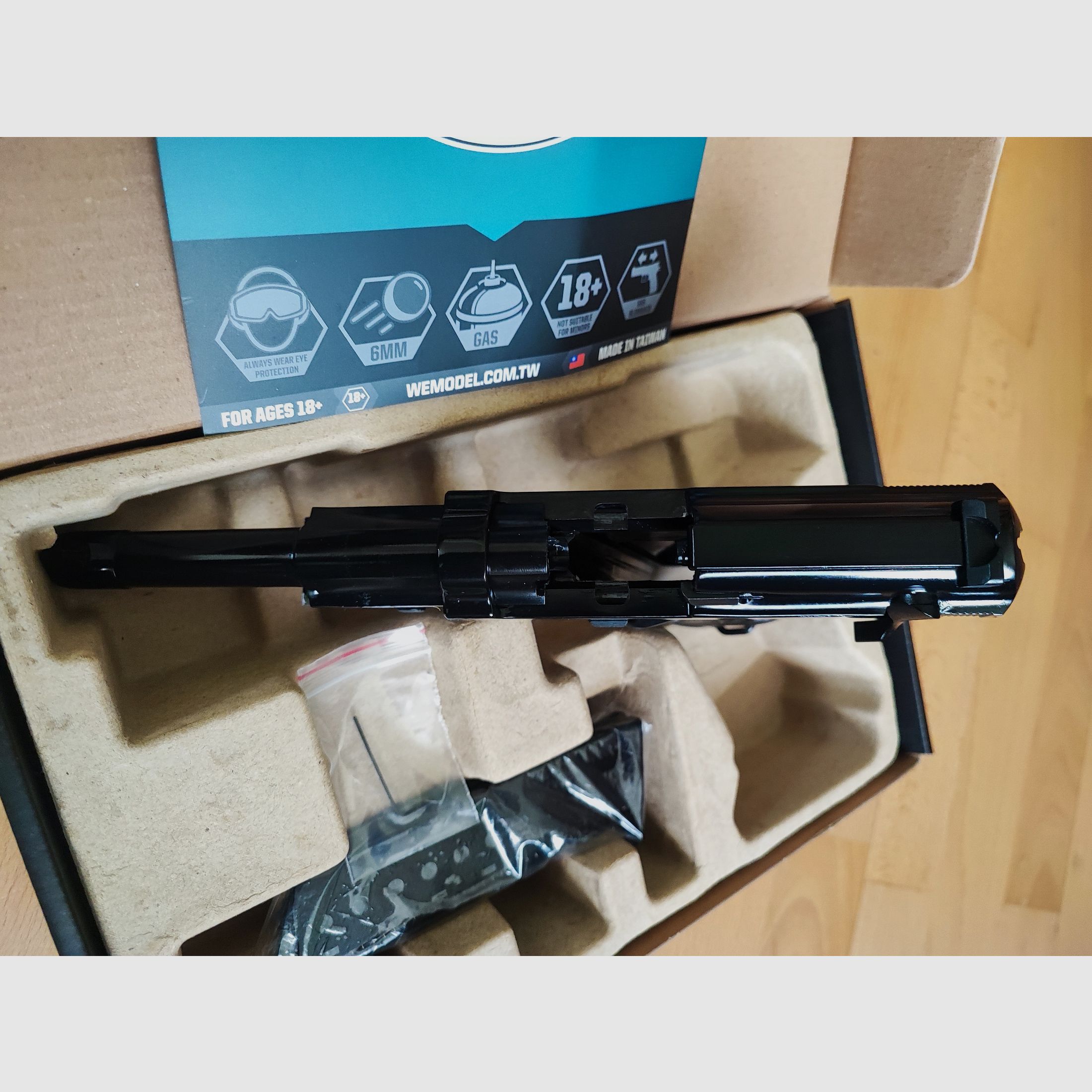 WE Walther P38 WW2 Full Metall GBB Airsoft Gun plus Zubehör