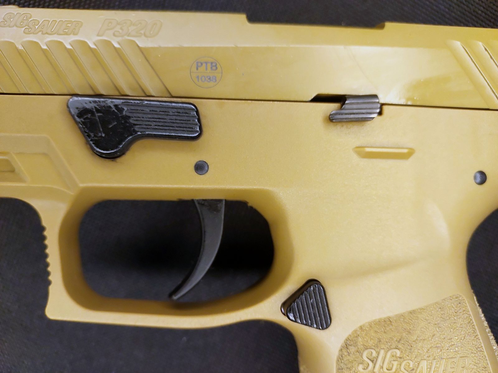 Sig Sauer P320 Schreckschusspistole im Kaliber 9 mm P.A.K. in der Tan / Dark Earth im originalen SIG-Koffer (PTB 1038)