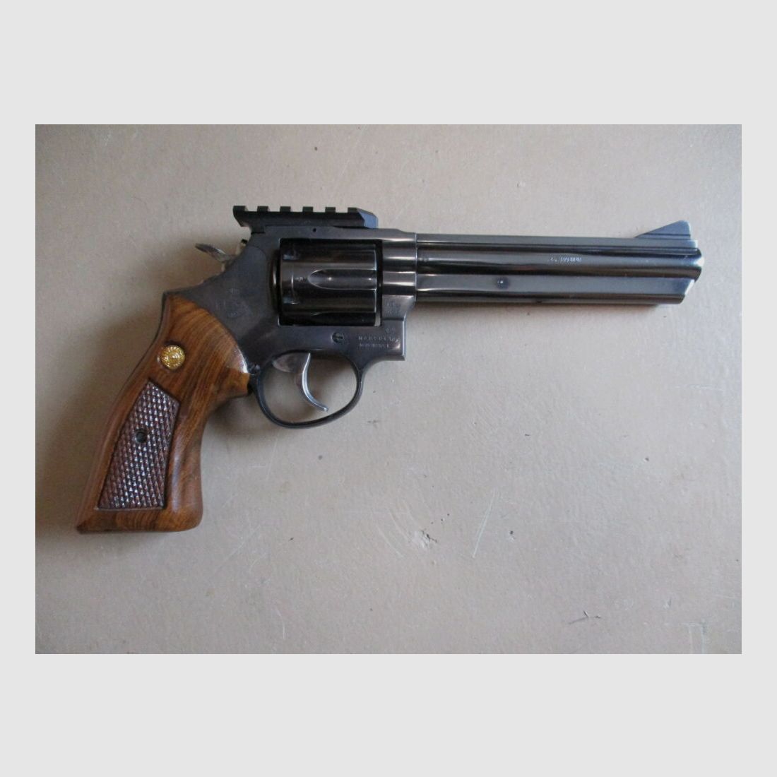Revolver Taurus .357 mag 6 inches with Weigand Weaver rail and sight
