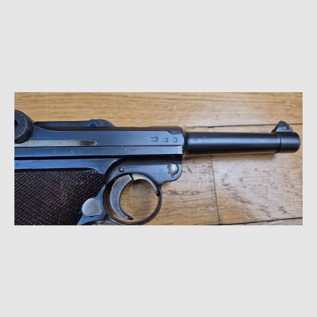 Sehr schöner Luger P08 – Herstellung „S/42“ von Mauser – Sehr seltenes Exemplar in „G“ für 1935 – Rahmen Typ 1908-1918 noch nicht verstärkt nach 1936 – Eines von 54.070 produzierten Exemplaren in 1935 – Seltene Waffe – TBE+, Bild 26 von 30