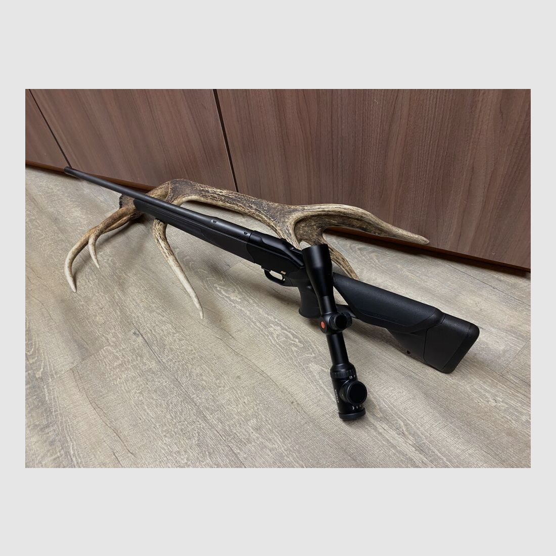 Blaser R8 Ultimate, con Leica Magnus 1,5-10x42 i, con guida