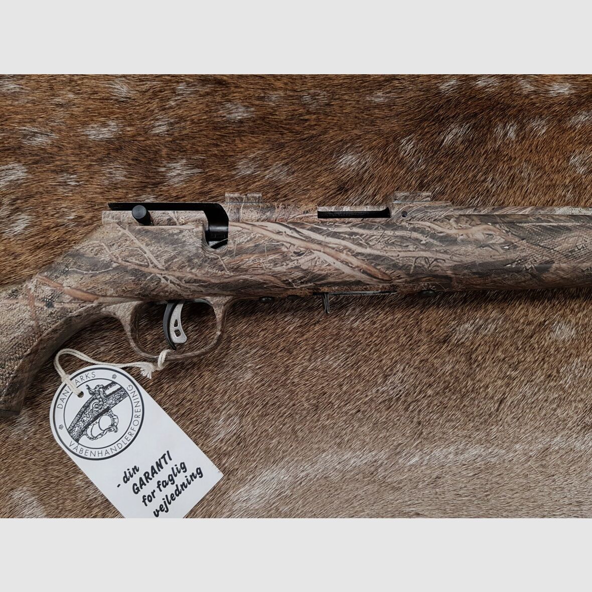 Savage 93 camo m. kal. 17 Hmr, billede 2 af 6