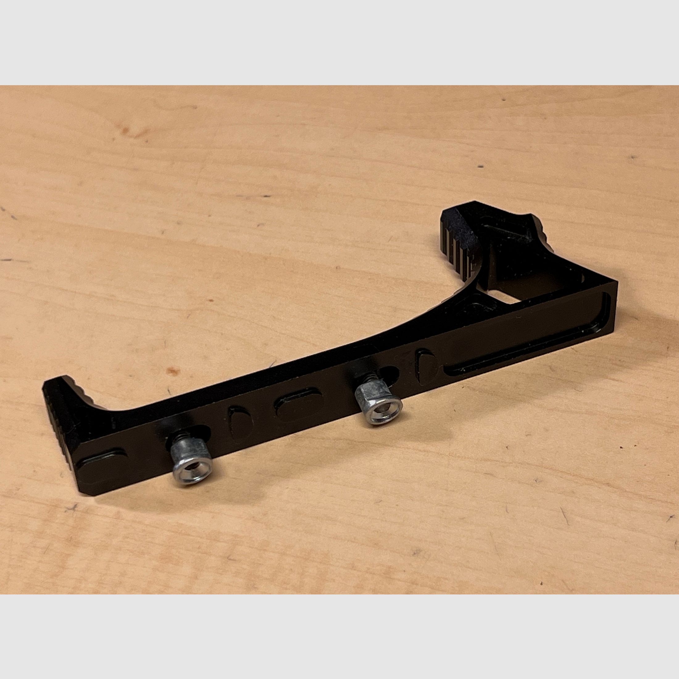 Frontgriff für Airsoft Aluminium angewinkelte Version in Schwarz Key - MOD Typ 6