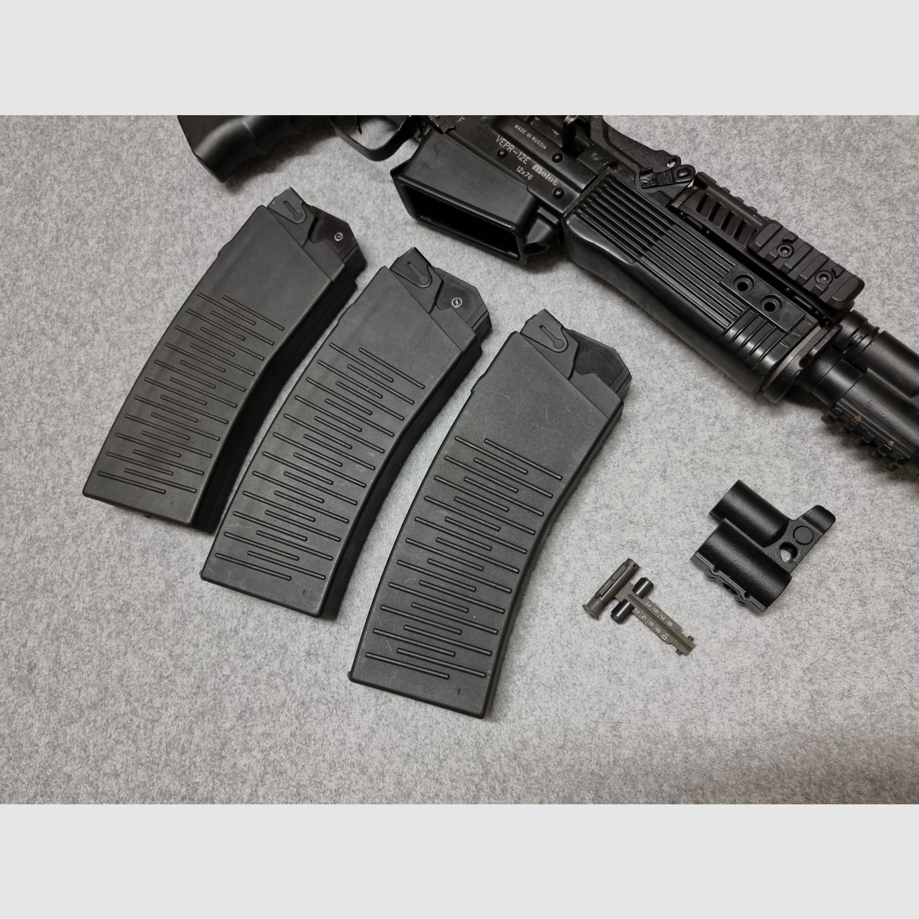 Molot Vepr 12-E Politie - kal. 12/76 - compacte zelfladende shotgun in Kalashnikov-stijl met insteekmagazijnen