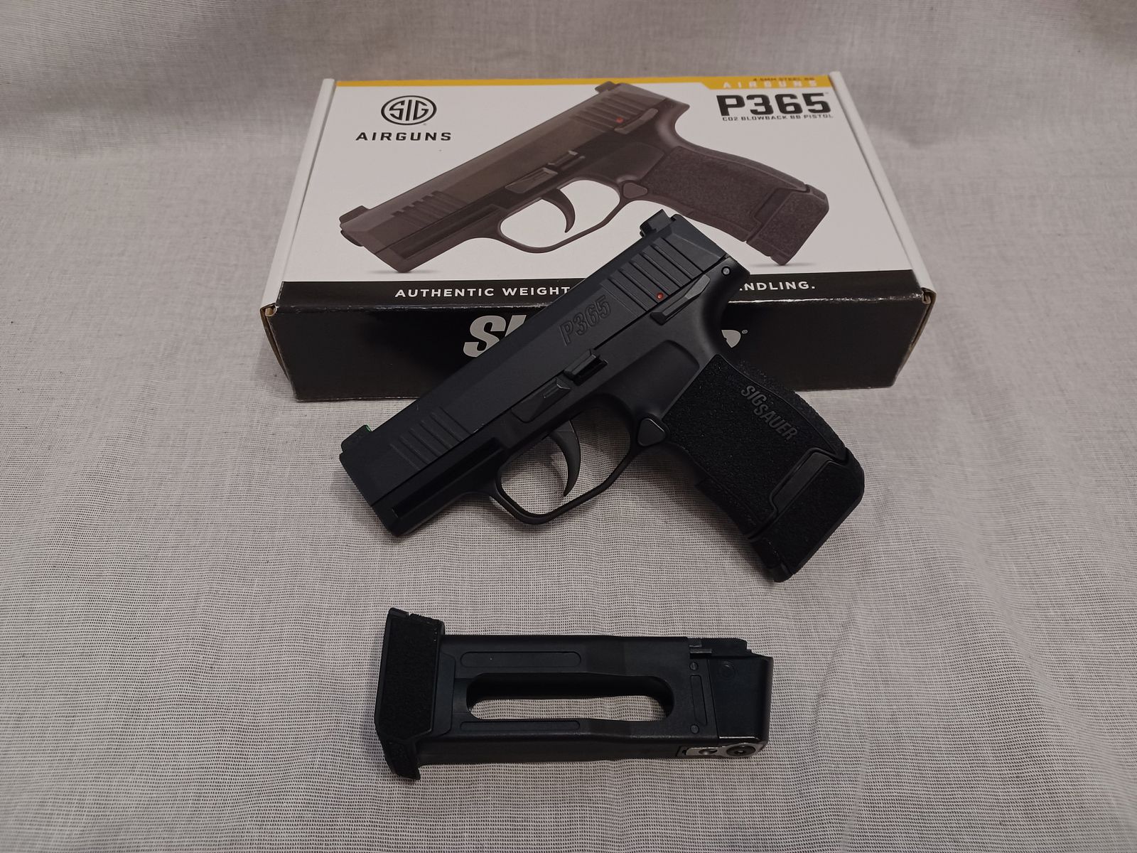 <SIG SAUER P365 / 4.5 mm BB / BlowBack / CO2 / pistol / original packaging (10).>