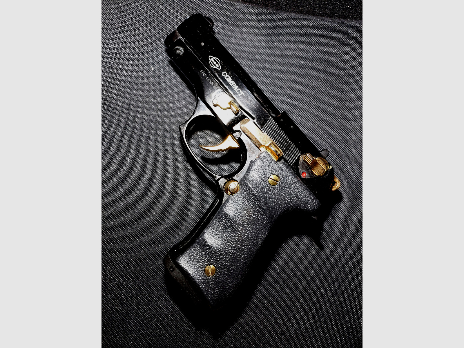 Pistola a gas Ekol Firat Compact in nero e oro, calibro 9mm P.A.K. (PTB 929)