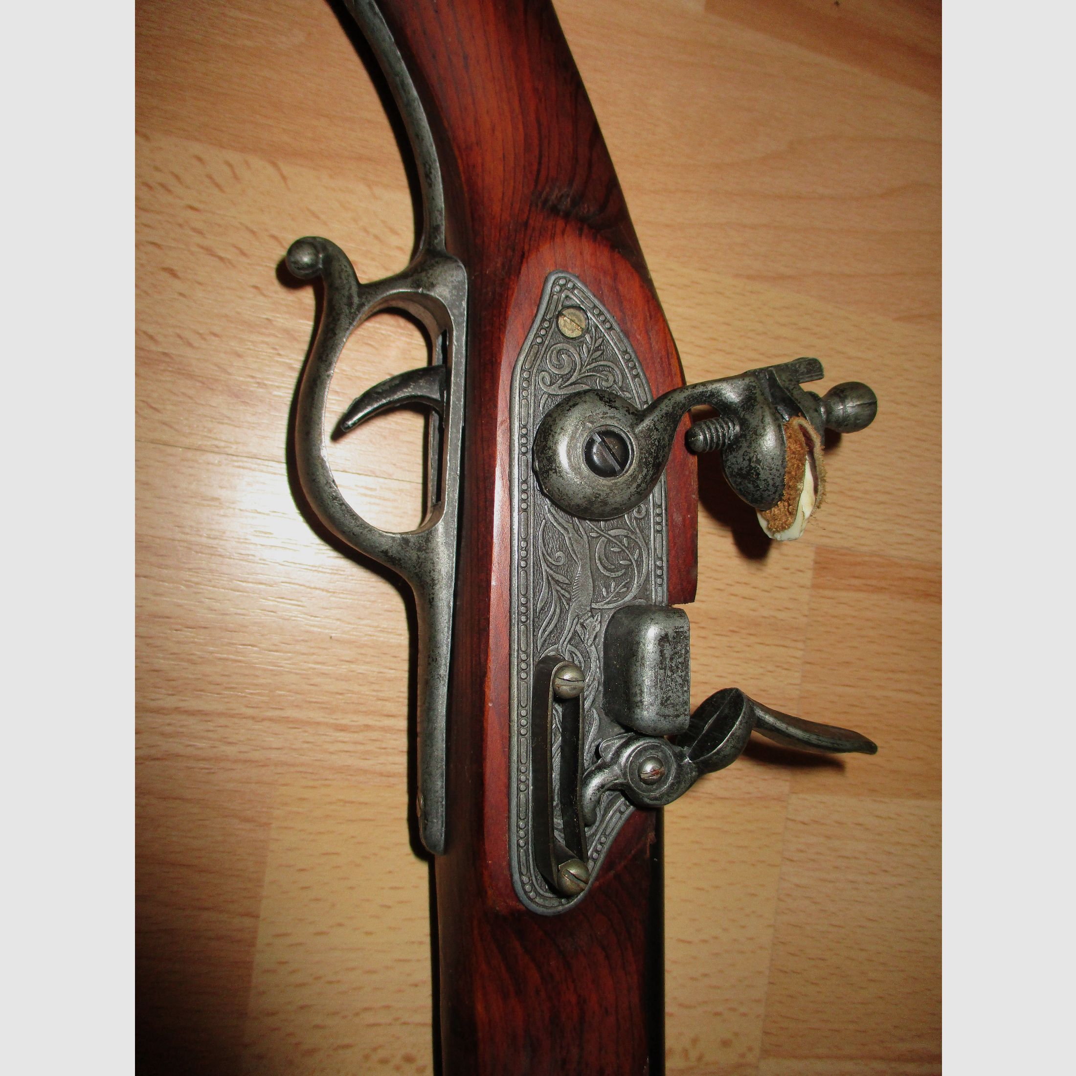 alte Dekoteile, Schweizer Taschenmesser, Jagdbilder, Flaschenöffner, Deko Gewehr, Schwert