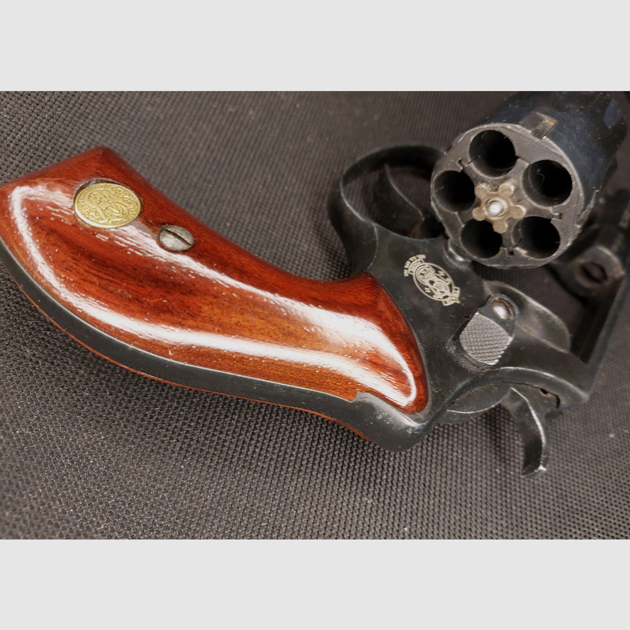 Smith & Wesson Chiefs Special revolver a salve calibro 9mm R.K. brunito (PTB 794) con impugnature in legno