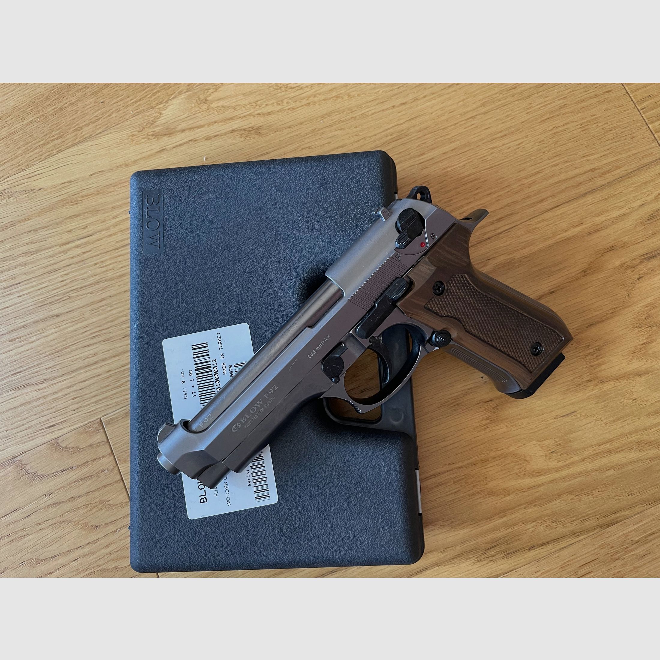 BLOW F92 Fume mit Holzgriffoptik – 9 mm P.A.K. / Beretta 92F Nachbau / Replica – EU-weiter Versand / EU-Wide Shipping, Bild 4 von 4