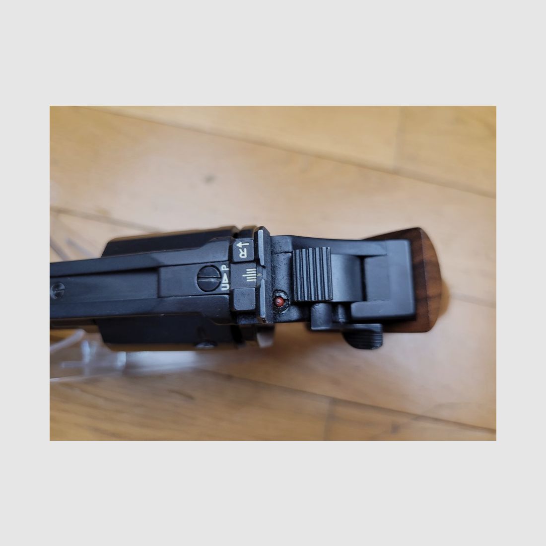 Feroce rinoceronte di Chiappa – Revolver Modello 40DS – 6 colpi 357 magnum – canna di 4 pollici allineata con la camera inferiore – eccellenti qualità di puntamento – ultra leggero – stato quasi nuovo, immagine 10 di 15