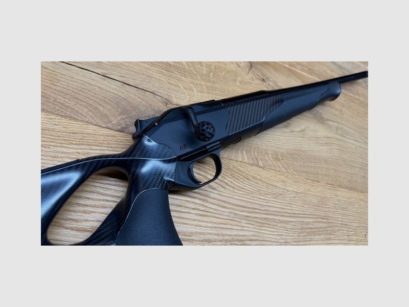 Blaser R8 Carbon / Elastomer / Atzl-Abzug / gekürzter Lauf / Mündungsgewinde / Logo schwarz glänzend / Vorderschaftabschluss carboniert