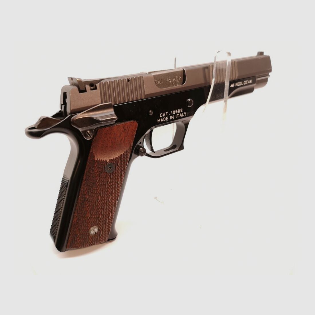 Pardini GT 45 - pożądany pistolet sportowy z lufą 5", osłoną na dłoń, regulowanym spustem