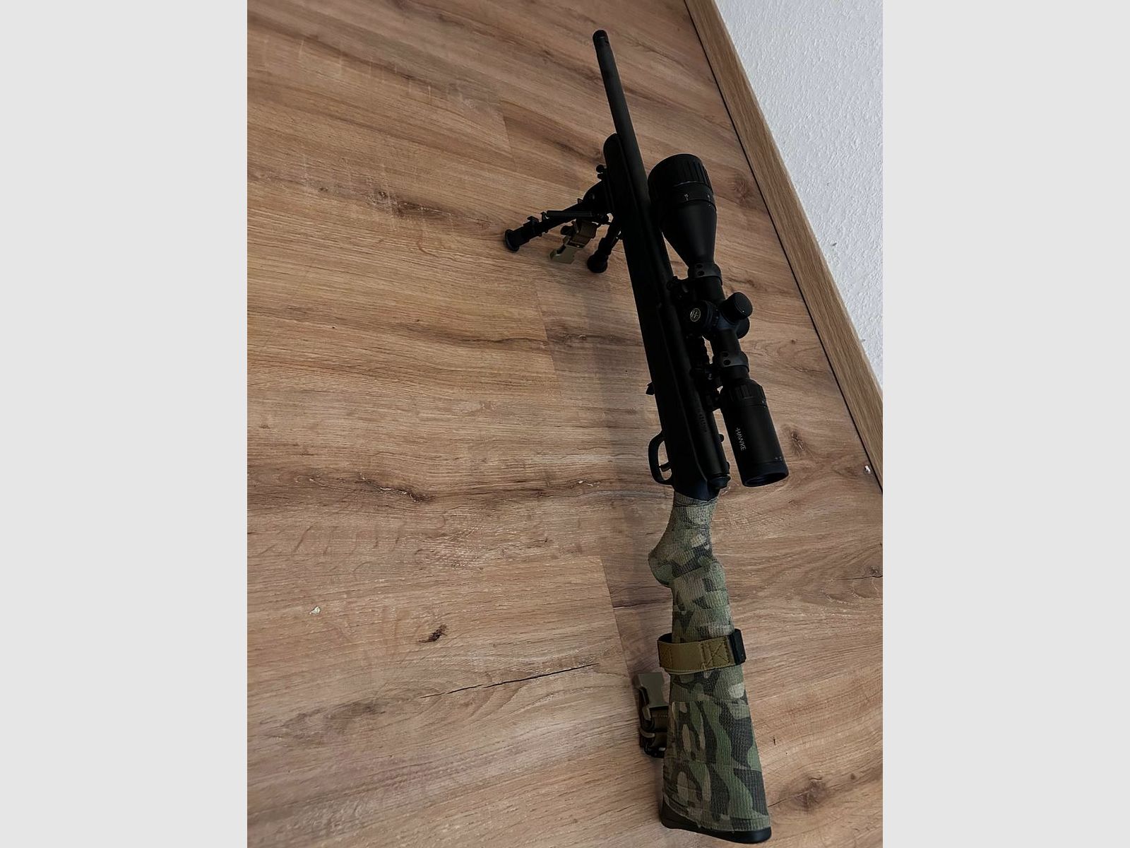 Savage Arms  Repetierbüchse 93R17 FV mit Schalldämpferaufnahme Cal .17 HMR/ Hawke x12 Optik beleuchtetes Absehen (grün/rot) MOA/ Zweibein