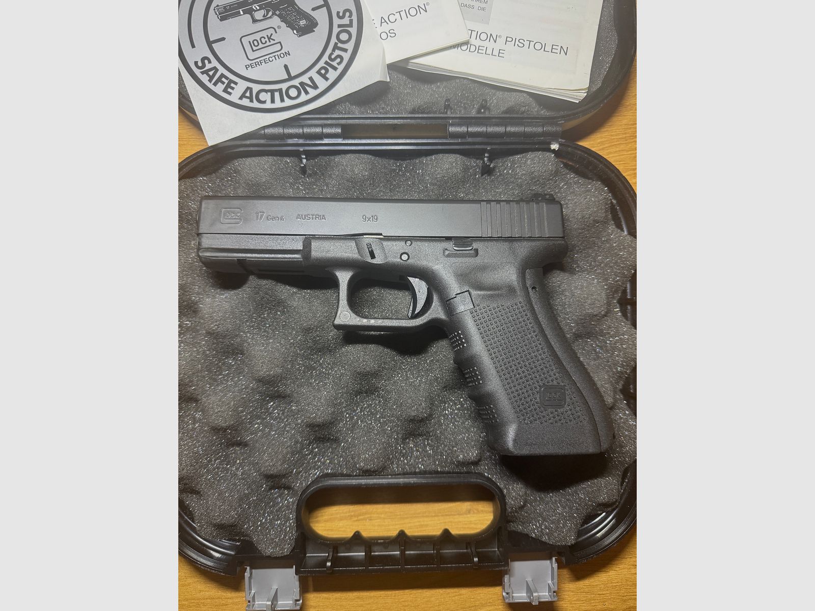 Glock 17 Gen 4 9mm incl. Micro Roni stock, red dot and 4 magazines