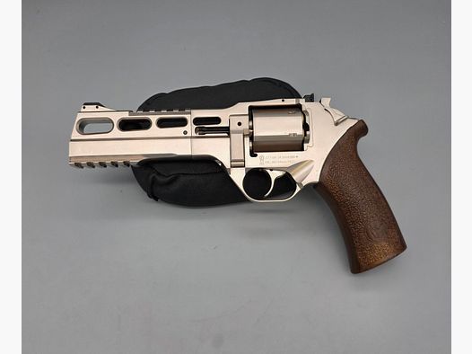 Muy genial revólver de CO2 Rhino 60DS con cartuchos de carga para pistola de aire comprimido de tambor 4,5 mm BB y diabolo en acabado níquel.