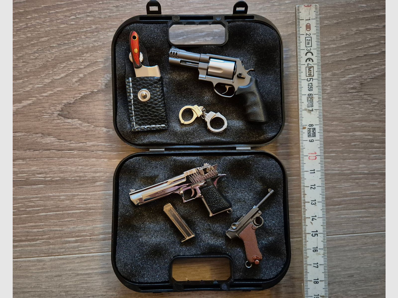 Miniatur Waffen (Schlüsselanhänger) inkl. Mini Waffenkoffer