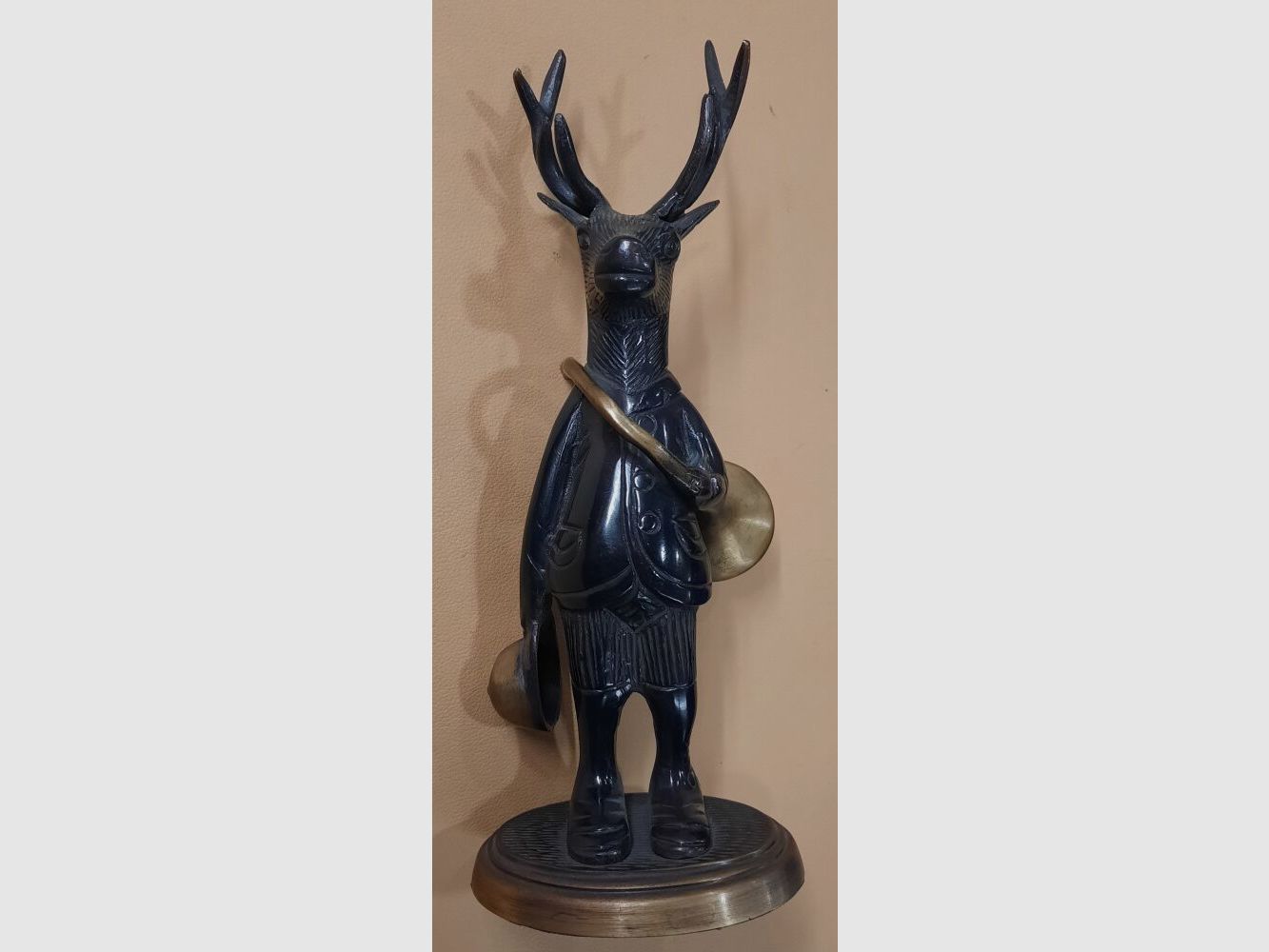 Hirschfigur mit Jagdhorn Bronzefigur