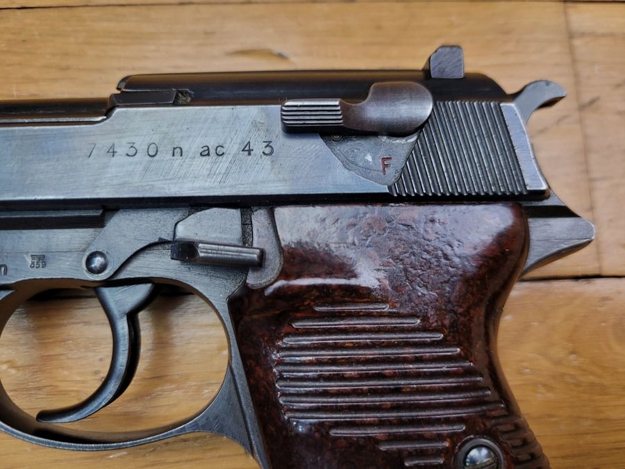Splendid Walther P38 Pistol – Code AC43 for Walther in Zella-Mehlis – December 1943 – Original bluing at 95% – Single serial number – Impeccable mechanics and aesthetics – Excellent condition, image 4 of 18