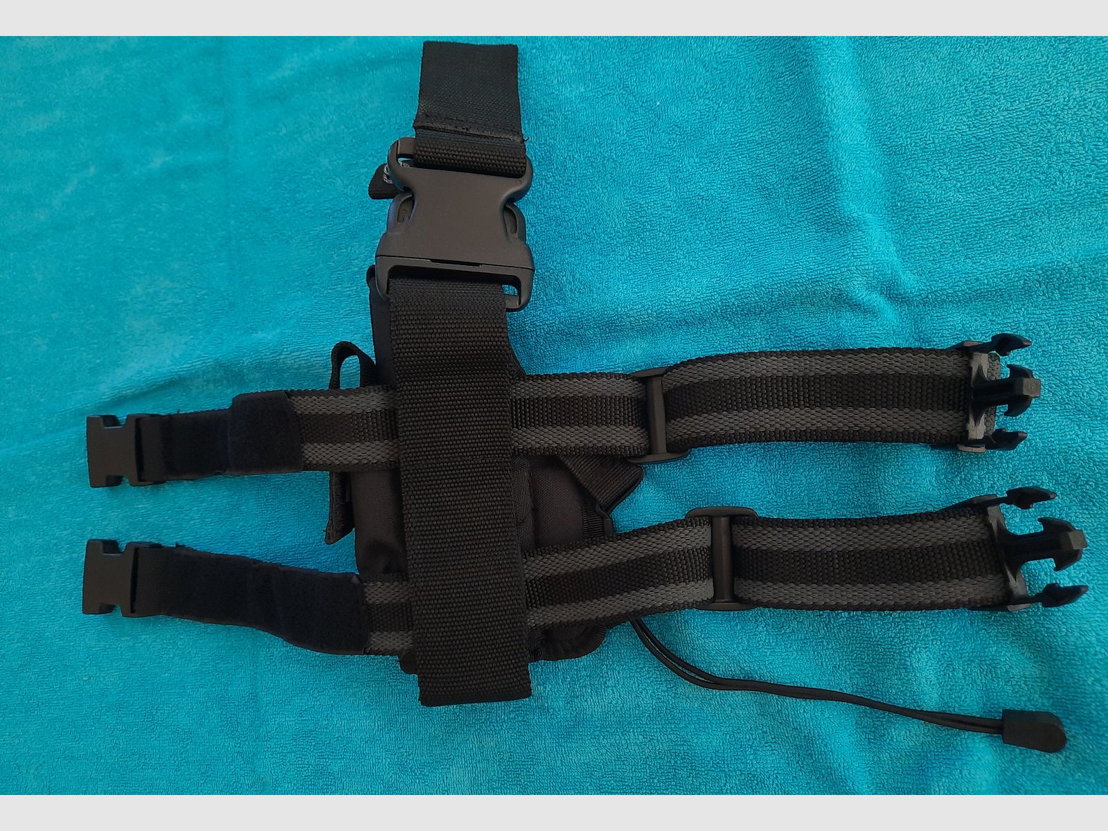 Tactical thigh holster