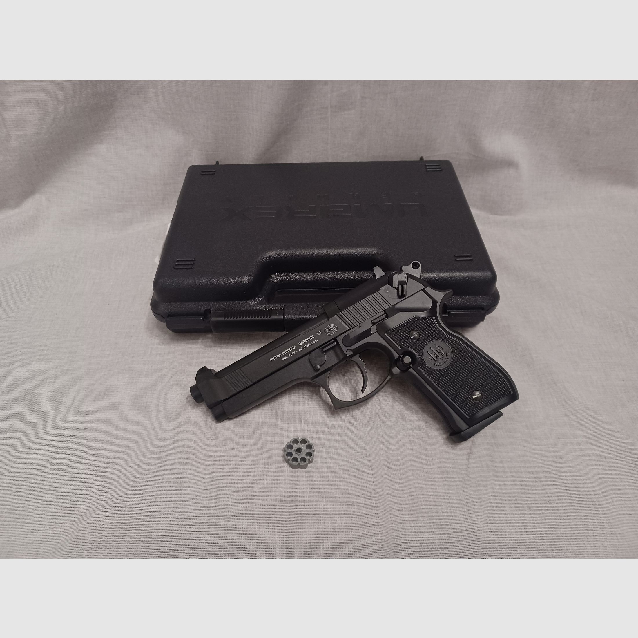 Beretta 92 FS / 4,5 mm Diabolo / CO2 / Pistole / OVP (45)