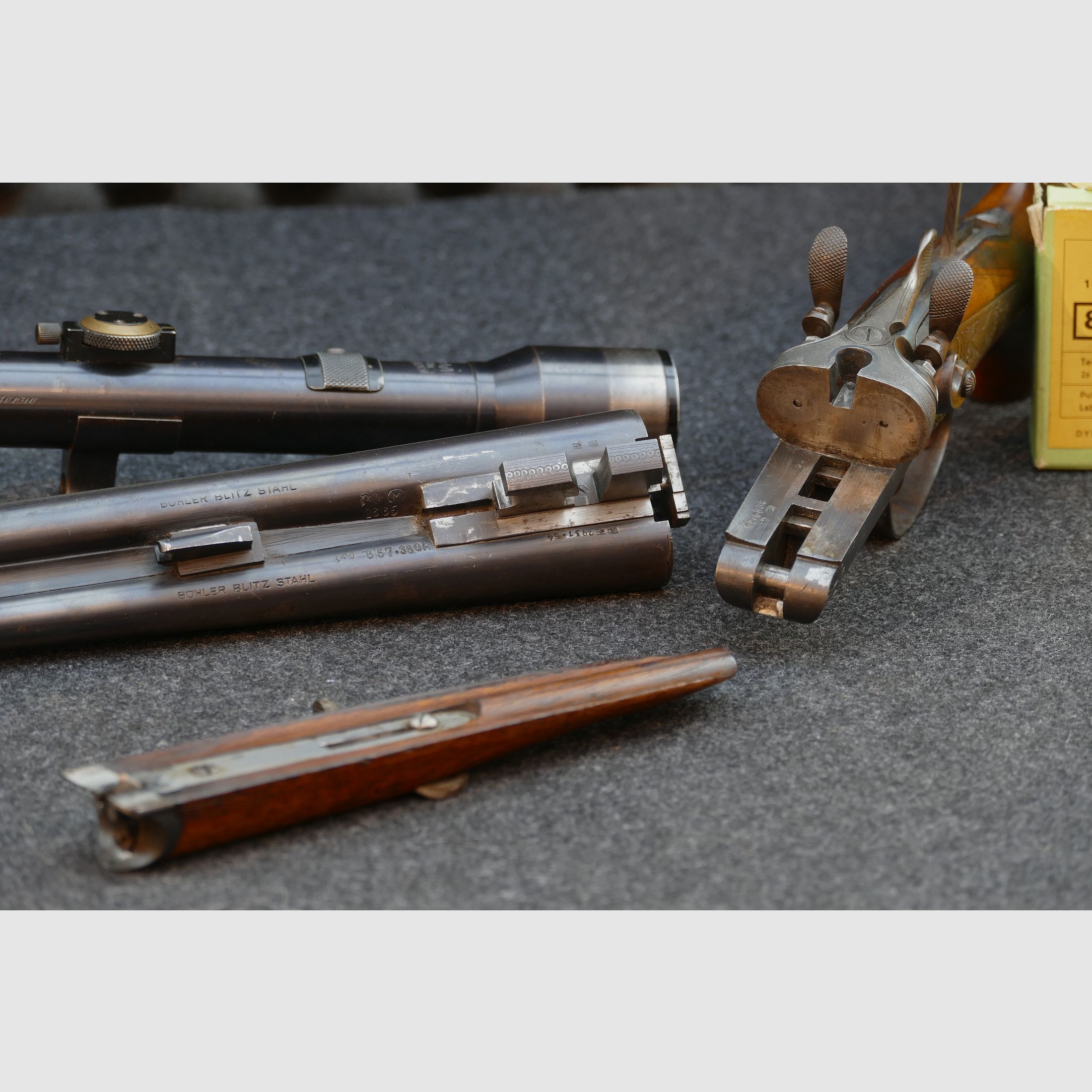 Fucile a canne sovrapposte di Ferlach, calibro 8×57 R‑360 / 16/65, cannocchiale Kahles Vienna H/4×, valigetta in pelle, matrici, bossoli e proiettili (173)