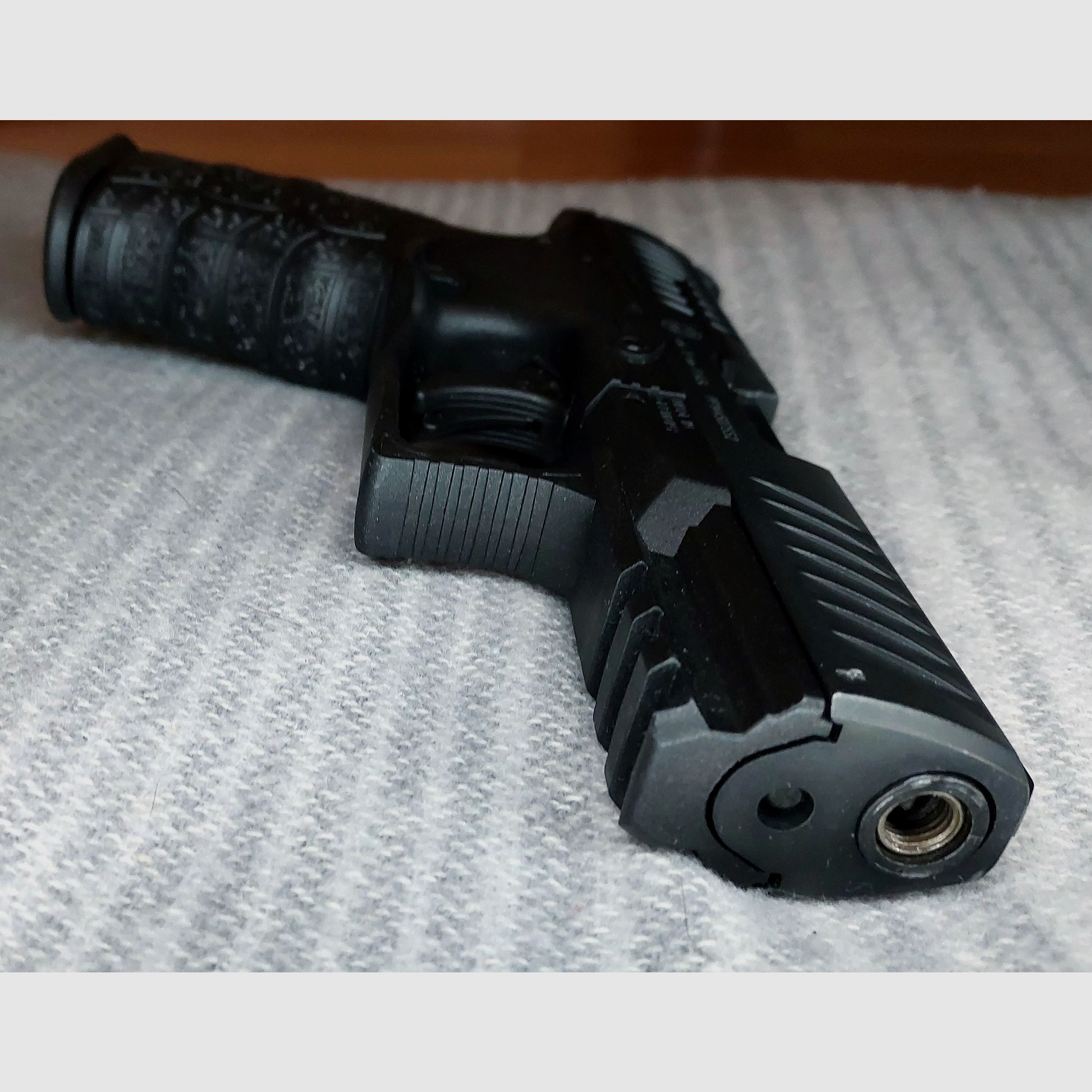 Walther PPQ M2 Schreckschuss Pistole 9mm P.A.K. schwarz (PTB 958) mit 2 Magazinen