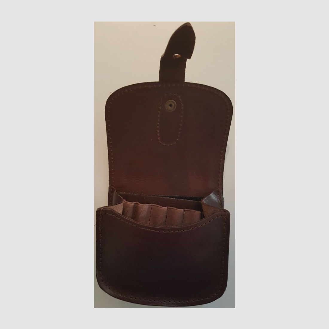 Estuche para cartuchos AKAH con borde perfilado de cuero genuino