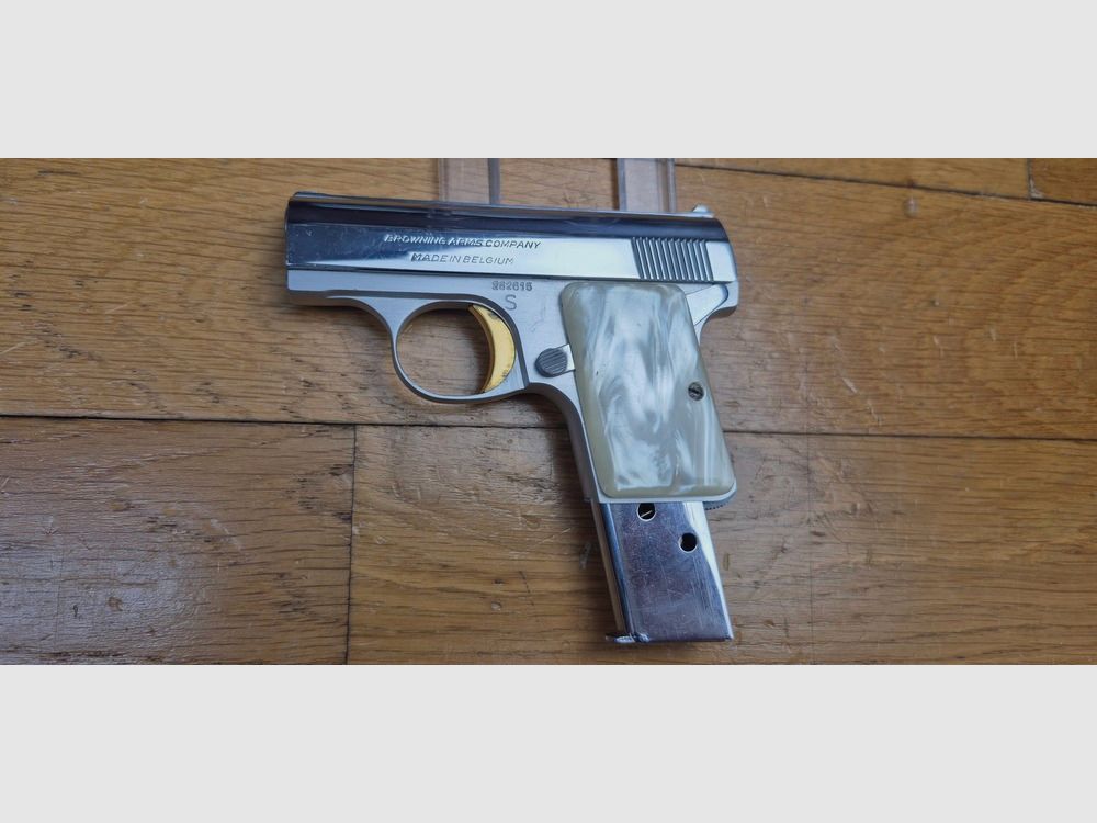 Sehr sexy Browning Baby Pistole – Kaliber 6.35 Browning oder 25 ACP – Magazin 6 Schuss – 100% zweifarbige Stahloberfläche und feiner Goldabzug – Perlmuttgriffschalen – Mechanisch einwandfreie Funktion – Neuer Lauf – Traumwaffe für Frauen, ebenso traumhaft – TBE++, Bild 2 von 18
