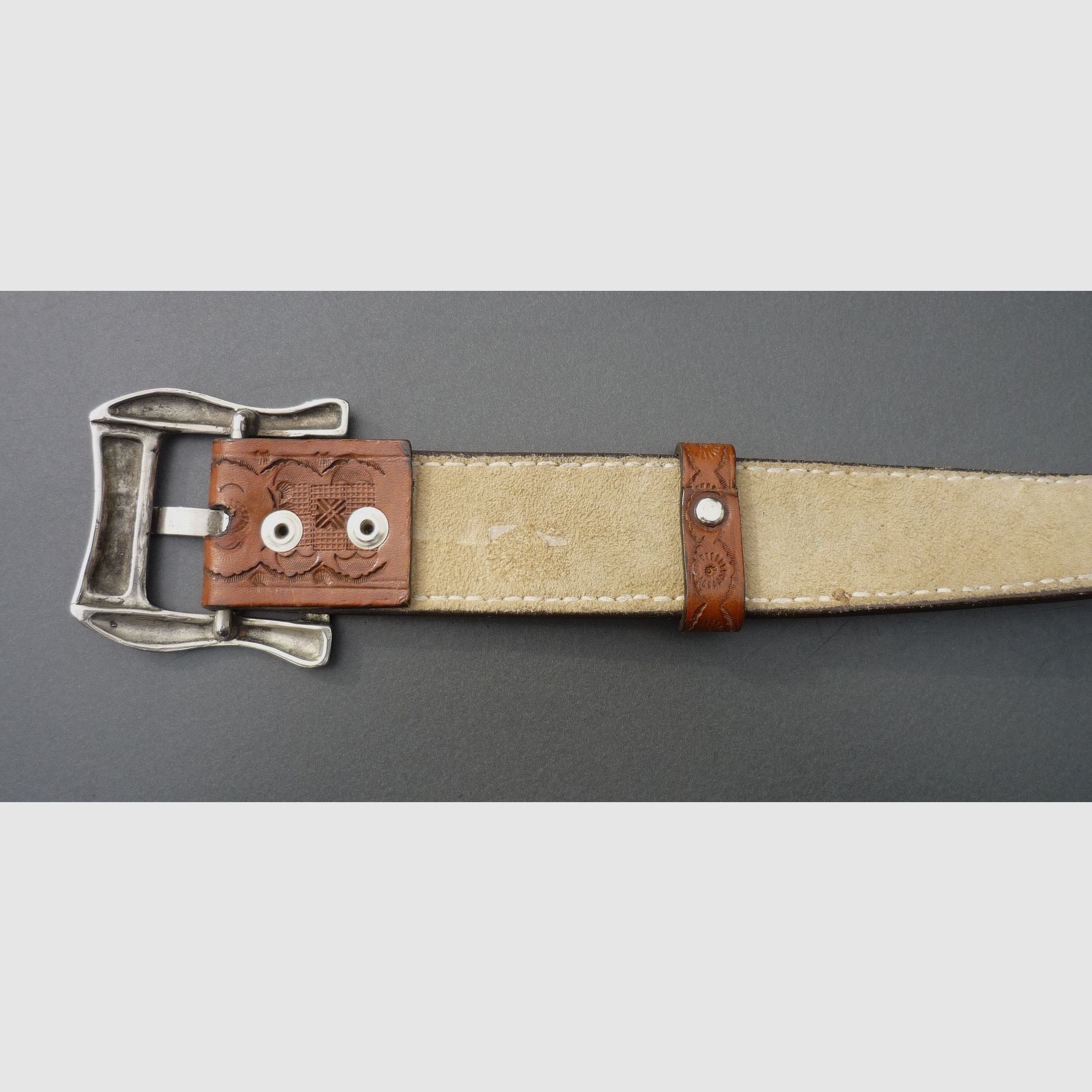 HKDesign - Holster occidental + ceinture pour Colt Walker, ensemble comme illustré pour un gaucher généralement désavantagé.