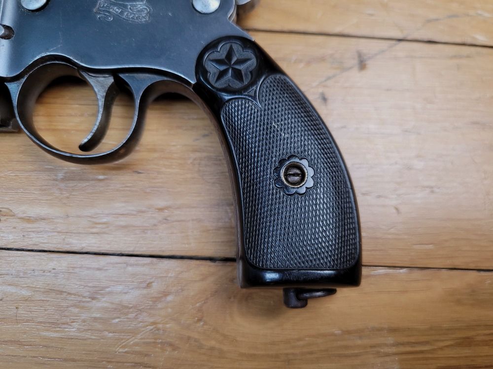 Rarissime pistolet Charola modèle 1897 – Arme semi-automatique en calibre 7mm Clément dit Teuf Teuf – La plus rare des variantes du Charola y Anuita – Moins de 700 exemplaires – Chargeur détachable et plaquettes bakélite d&rsquo;origine – Premier pistolet automatique espagnol – Réduction picaresque du légendaire C96 – Exceptionnelle pièce d&rsquo;histoire en catégorie D – TBE général !, image 3 sur 22
