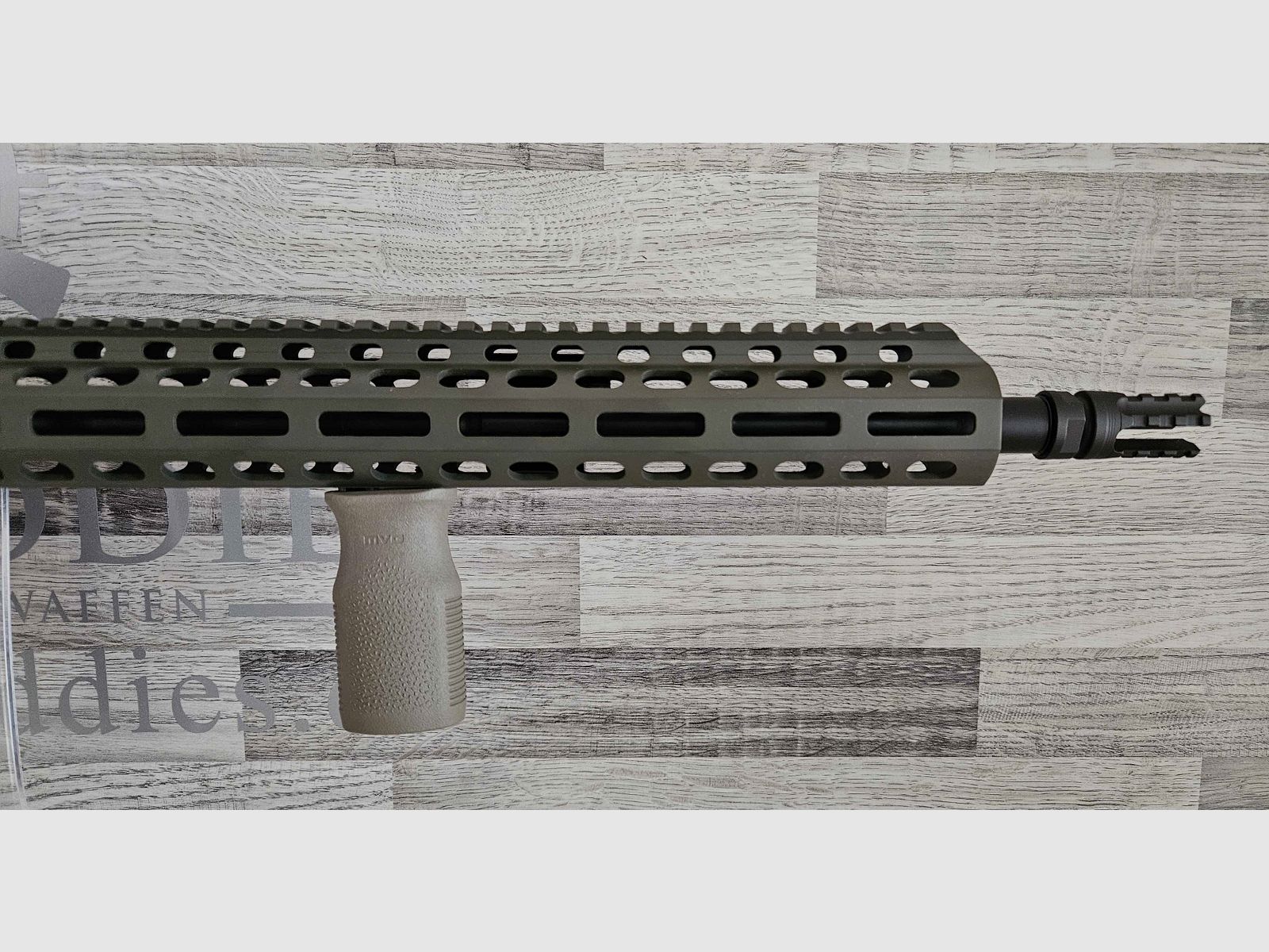 Neuware vom Fachhandel - Schmeisser AR15 M5FL Sondermodell MAGPUL 16,75" OD Green .223Rem mit Optik