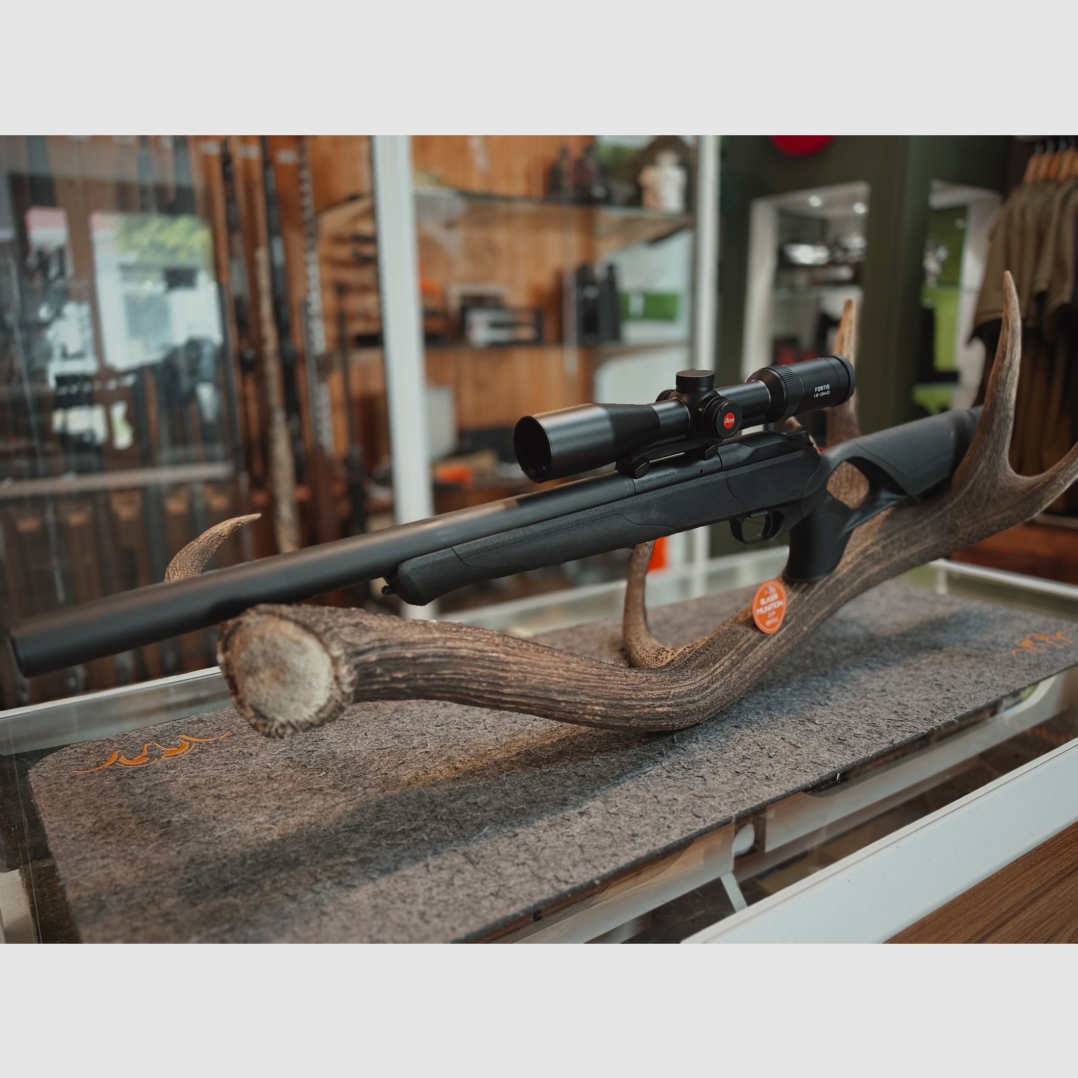 R8 Ultimate Silence .300BLACKOUT Black Edition incl. Leica Fortis 1.8-12X42 and saddle mount