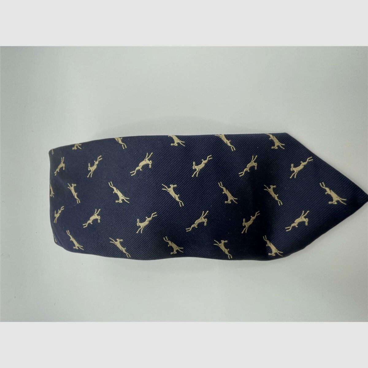 Corbata Robert Keyte 100% seda azul con motivo de conejo beige