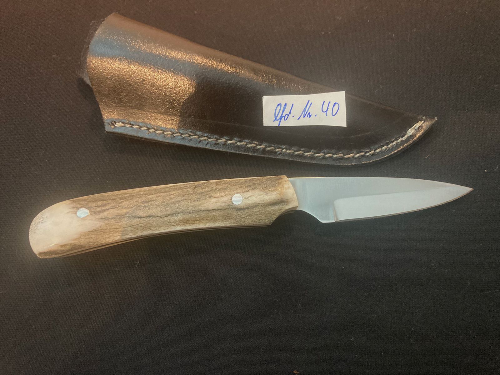 Nóż do pasa, nóż myśliwski, uchwyt z poroża jelenia, czarna skórzana pochwa