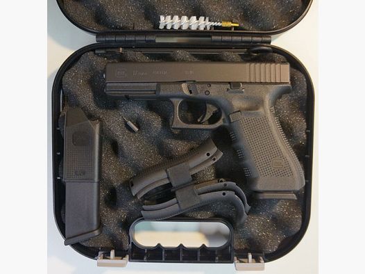 Glock pistol Glock 17 Gen4 in caliber 9mm Para (9x19) including accessories